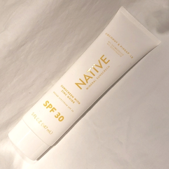 Native Coconut & Pineapple Mineral Face Sunscreen Lotion SPF 30. - Picture 1 of 9